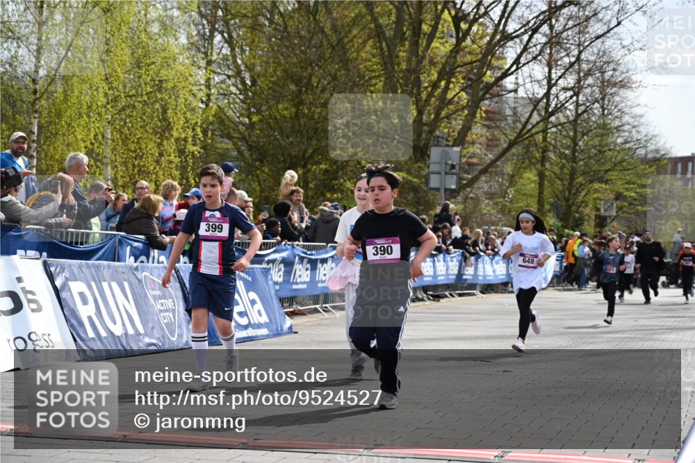 12.04.2026 - 45. Internationalen Wilhelmsburger Insellauf J. Mangold http://msf.ph/oto/9524527 12.04.2026 14:51:30 Ziel 374, 390, 399, 884, 648 meine-sportfotos.de