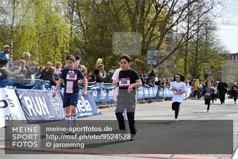 12.04.2026 - 45. Internationalen Wilhelmsburger Insellauf J. Mangold http://msf.ph/oto/9524528 12.04.2026 14:51:30 Ziel 374, 390, 399, 884, 648 meine-sportfotos.de