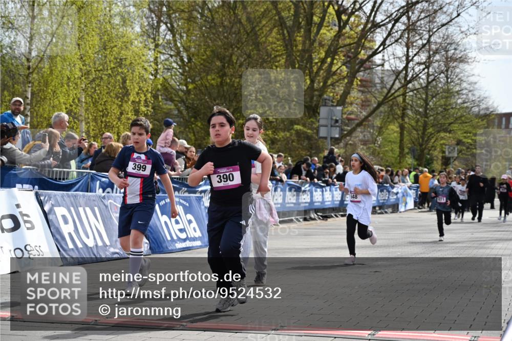 12.04.2026 - 45. Internationalen Wilhelmsburger Insellauf J. Mangold http://msf.ph/oto/9524532 12.04.2026 14:51:30 Ziel 374, 390, 399, 884, 648 meine-sportfotos.de