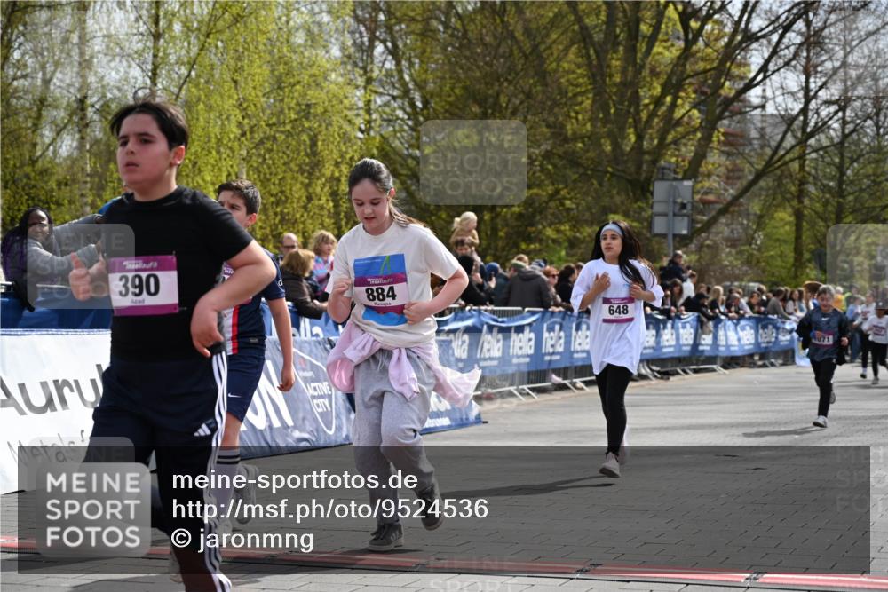 12.04.2026 - 45. Internationalen Wilhelmsburger Insellauf J. Mangold http://msf.ph/oto/9524536 12.04.2026 14:51:31 Ziel 390, 399, 884, 648, 1071 meine-sportfotos.de