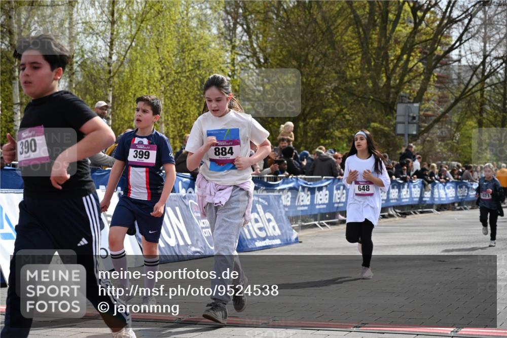 12.04.2026 - 45. Internationalen Wilhelmsburger Insellauf J. Mangold http://msf.ph/oto/9524538 12.04.2026 14:51:31 Ziel 390, 399, 884, 648, 1071 meine-sportfotos.de