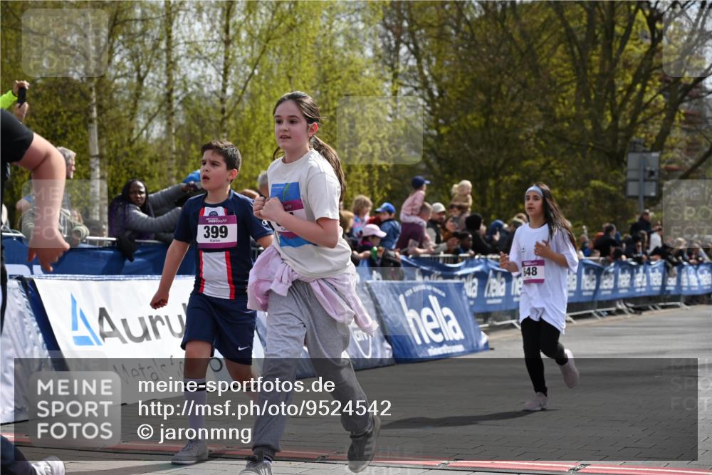12.04.2026 - 45. Internationalen Wilhelmsburger Insellauf J. Mangold http://msf.ph/oto/9524542 12.04.2026 14:51:32 Ziel 390, 399, 884, 648, 1071 meine-sportfotos.de