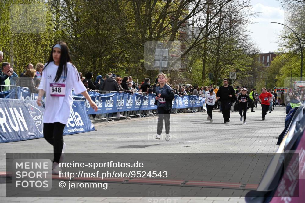12.04.2026 - 45. Internationalen Wilhelmsburger Insellauf J. Mangold http://msf.ph/oto/9524543 12.04.2026 14:51:33 Ziel 390, 399, 884, 648, 1071 meine-sportfotos.de