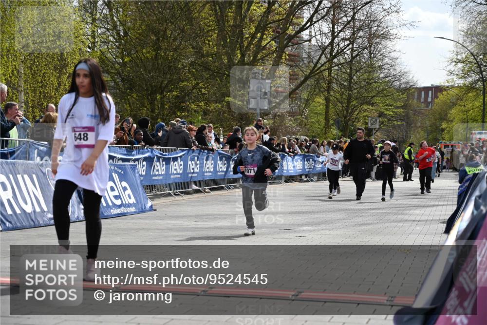 12.04.2026 - 45. Internationalen Wilhelmsburger Insellauf J. Mangold http://msf.ph/oto/9524545 12.04.2026 14:51:33 Ziel 390, 399, 884, 648, 1071 meine-sportfotos.de