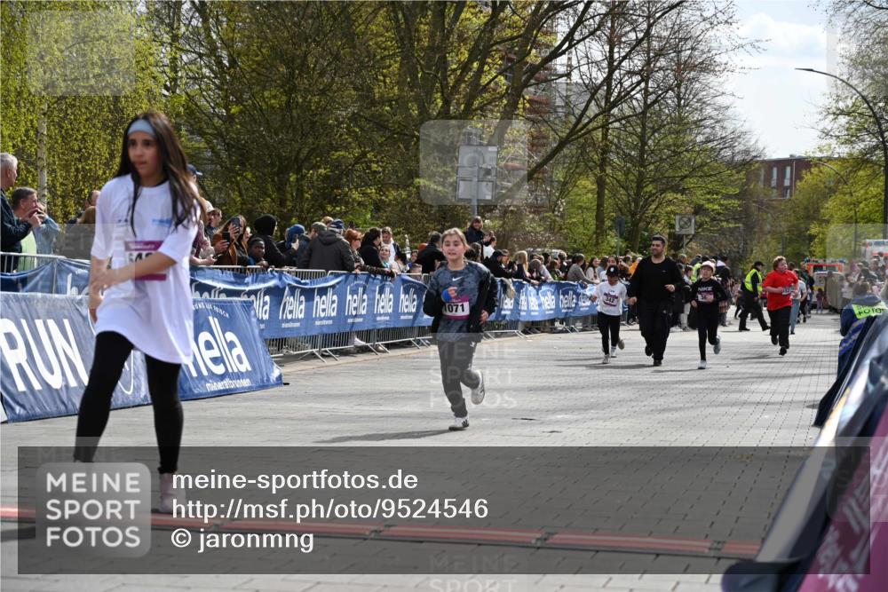 12.04.2026 - 45. Internationalen Wilhelmsburger Insellauf J. Mangold http://msf.ph/oto/9524546 12.04.2026 14:51:33 Ziel 390, 399, 884, 648, 1071 meine-sportfotos.de
