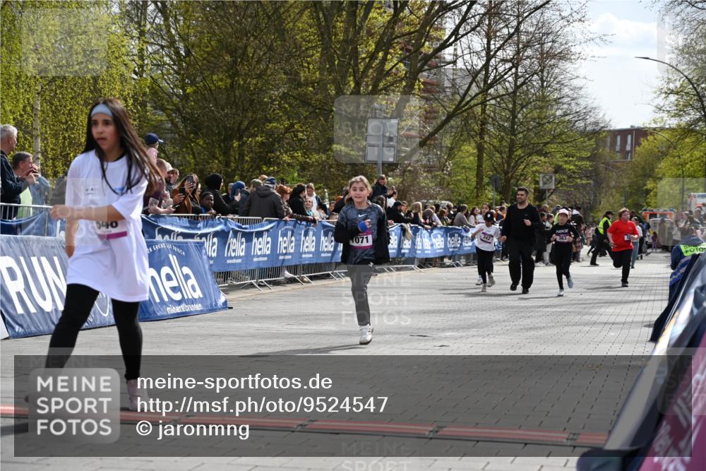 12.04.2026 - 45. Internationalen Wilhelmsburger Insellauf J. Mangold http://msf.ph/oto/9524547 12.04.2026 14:51:33 Ziel 390, 399, 884, 648, 1071 meine-sportfotos.de