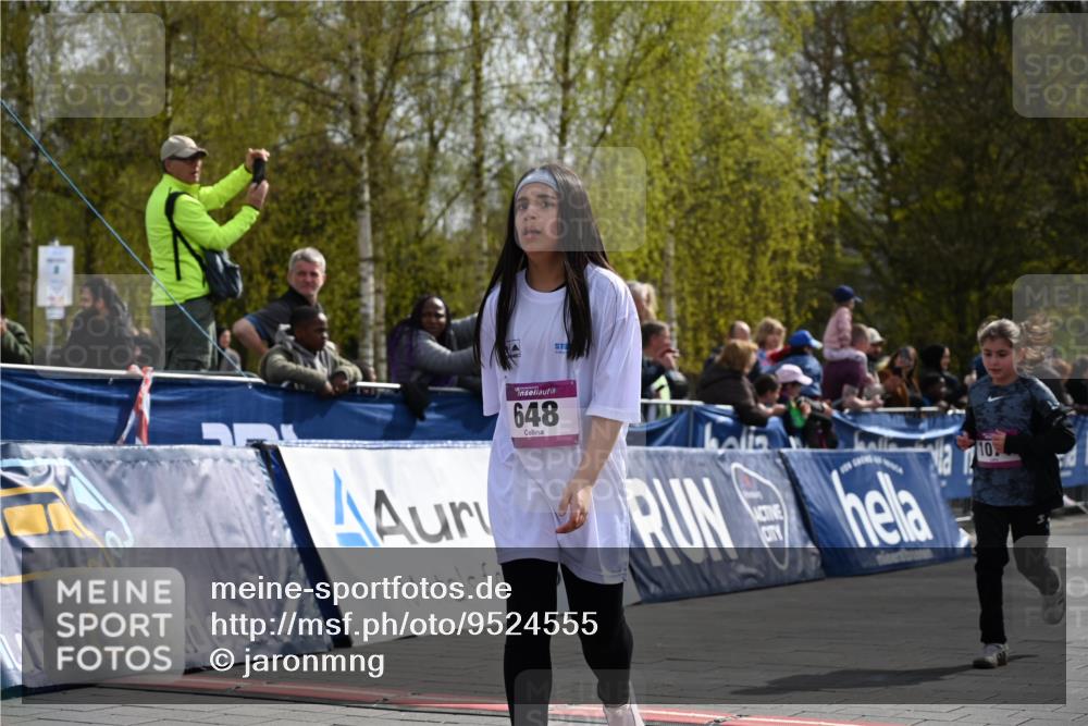 12.04.2026 - 45. Internationalen Wilhelmsburger Insellauf J. Mangold http://msf.ph/oto/9524555 12.04.2026 14:51:34 Ziel 390, 399, 884, 648, 1071, 523, 363 meine-sportfotos.de
