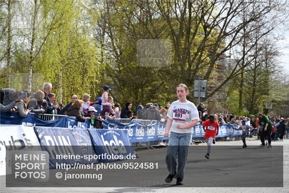 12.04.2026 - 45. Internationalen Wilhelmsburger Insellauf J. Mangold http://msf.ph/oto/9524581 12.04.2026 14:51:44 Ziel 505, 891, 512 meine-sportfotos.de