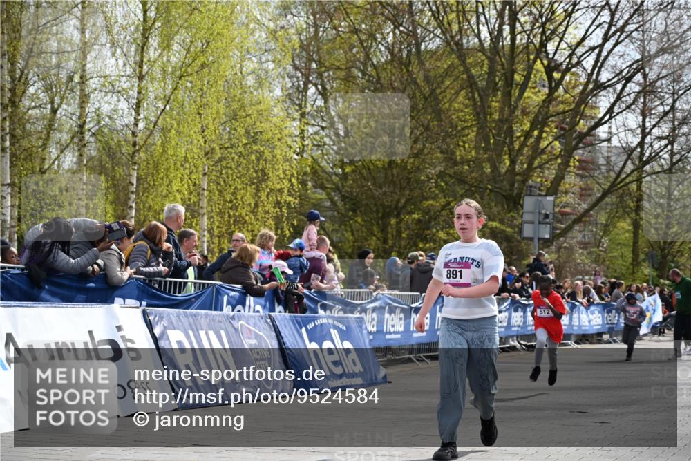 12.04.2026 - 45. Internationalen Wilhelmsburger Insellauf J. Mangold http://msf.ph/oto/9524584 12.04.2026 14:51:44 Ziel 505, 891, 512 meine-sportfotos.de