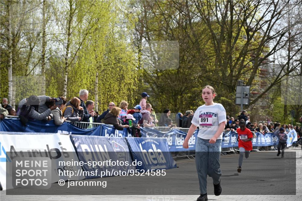 12.04.2026 - 45. Internationalen Wilhelmsburger Insellauf J. Mangold http://msf.ph/oto/9524585 12.04.2026 14:51:44 Ziel 505, 891, 512 meine-sportfotos.de