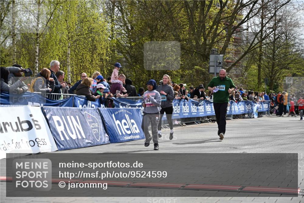 12.04.2026 - 45. Internationalen Wilhelmsburger Insellauf J. Mangold http://msf.ph/oto/9524599 12.04.2026 14:51:49 Ziel 891, 512, 394 meine-sportfotos.de