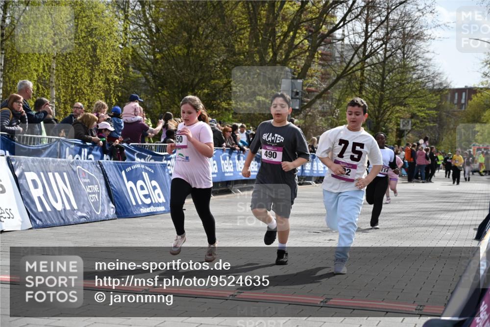 12.04.2026 - 45. Internationalen Wilhelmsburger Insellauf J. Mangold http://msf.ph/oto/9524635 12.04.2026 14:52:02 Ziel 520, 350, 892, 490, 114 meine-sportfotos.de