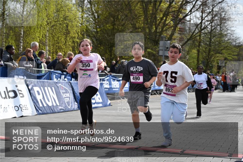 12.04.2026 - 45. Internationalen Wilhelmsburger Insellauf J. Mangold http://msf.ph/oto/9524639 12.04.2026 14:52:03 Ziel 520, 350, 892, 490, 114 meine-sportfotos.de