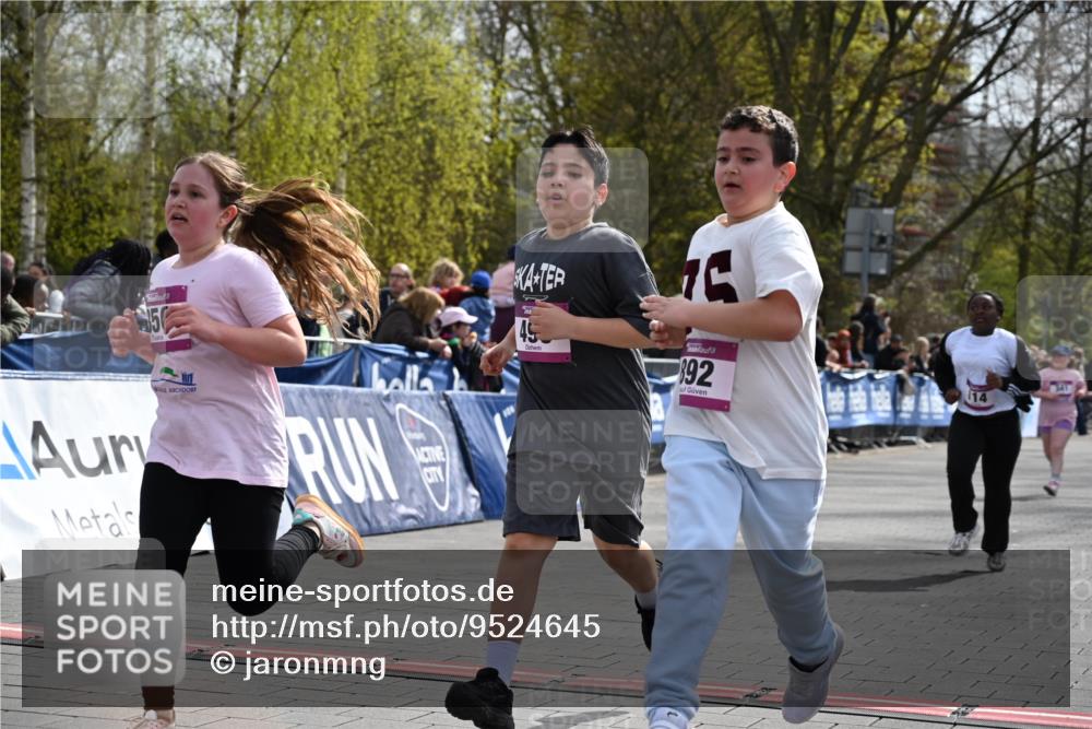 12.04.2026 - 45. Internationalen Wilhelmsburger Insellauf J. Mangold http://msf.ph/oto/9524645 12.04.2026 14:52:03 Ziel 520, 350, 892, 490, 114 meine-sportfotos.de