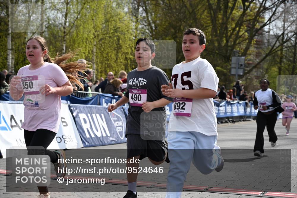 12.04.2026 - 45. Internationalen Wilhelmsburger Insellauf J. Mangold http://msf.ph/oto/9524646 12.04.2026 14:52:03 Ziel 520, 350, 892, 490, 114 meine-sportfotos.de