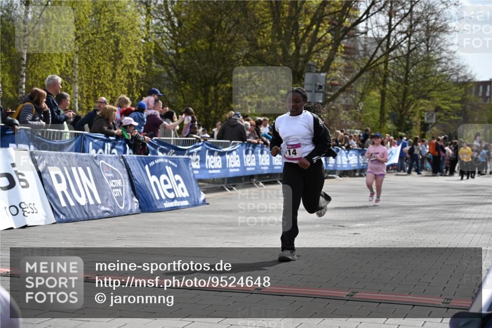 12.04.2026 - 45. Internationalen Wilhelmsburger Insellauf J. Mangold http://msf.ph/oto/9524648 12.04.2026 14:52:04 Ziel 520, 350, 892, 490, 114, 341 meine-sportfotos.de