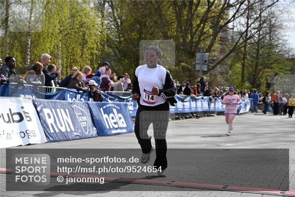 12.04.2026 - 45. Internationalen Wilhelmsburger Insellauf J. Mangold http://msf.ph/oto/9524654 12.04.2026 14:52:05 Ziel 520, 350, 892, 490, 114, 341 meine-sportfotos.de