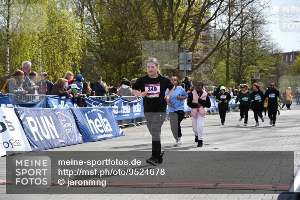 12.04.2026 - 45. Internationalen Wilhelmsburger Insellauf J. Mangold http://msf.ph/oto/9524678 12.04.2026 14:52:17 Ziel 349, 581 meine-sportfotos.de