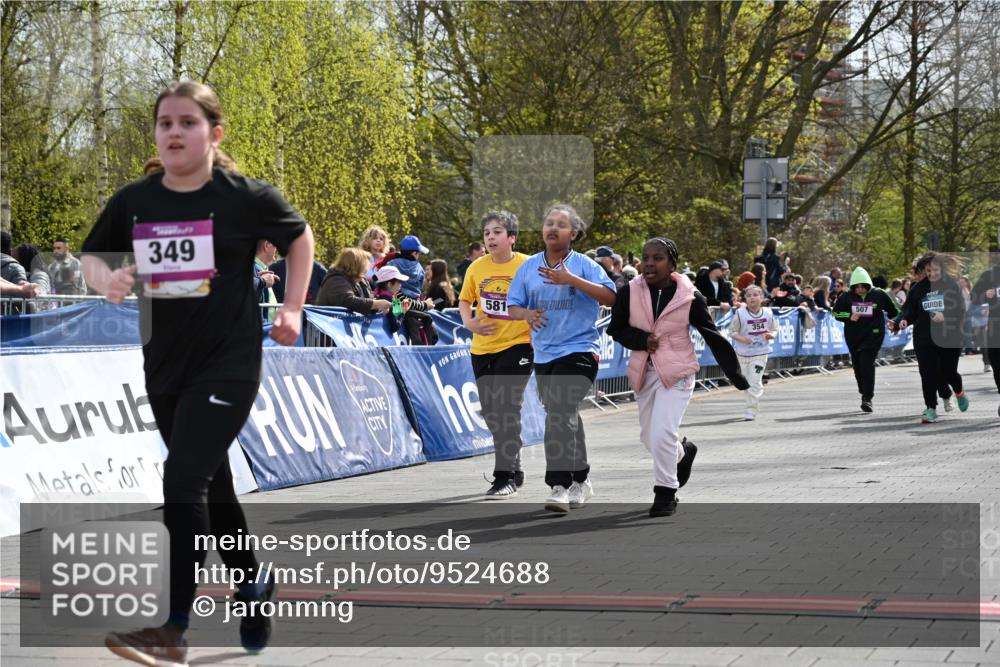 12.04.2026 - 45. Internationalen Wilhelmsburger Insellauf J. Mangold http://msf.ph/oto/9524688 12.04.2026 14:52:19 Ziel 349, 581 meine-sportfotos.de