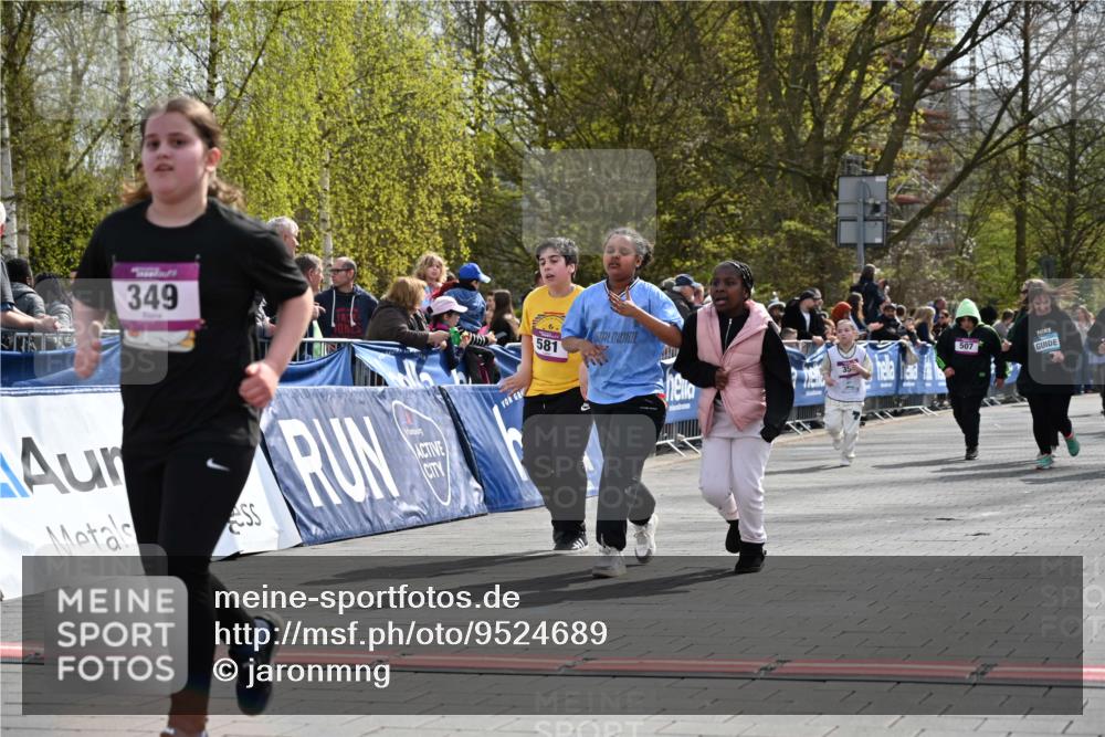 12.04.2026 - 45. Internationalen Wilhelmsburger Insellauf J. Mangold http://msf.ph/oto/9524689 12.04.2026 14:52:19 Ziel 349, 581 meine-sportfotos.de