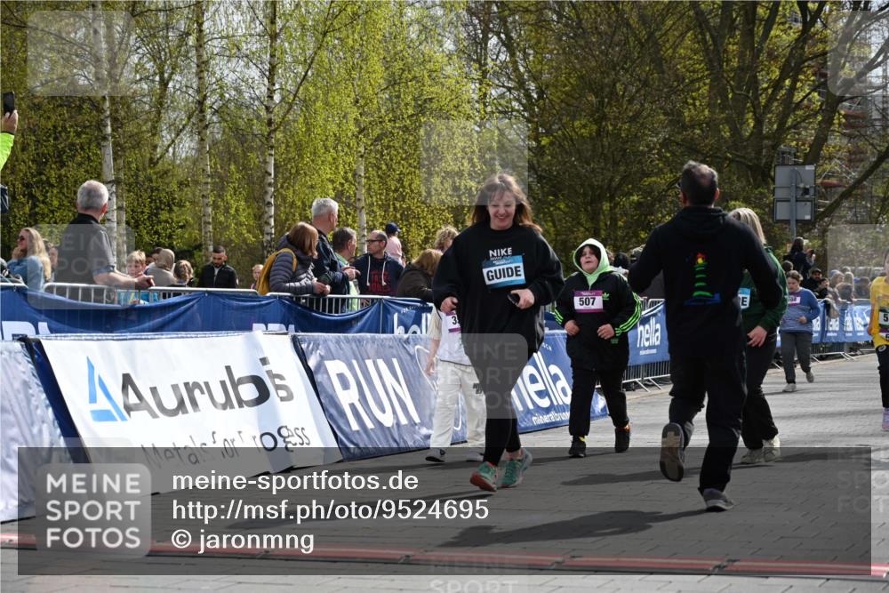 12.04.2026 - 45. Internationalen Wilhelmsburger Insellauf J. Mangold http://msf.ph/oto/9524695 12.04.2026 14:52:23 Ziel 581, 570, 354, 507 meine-sportfotos.de
