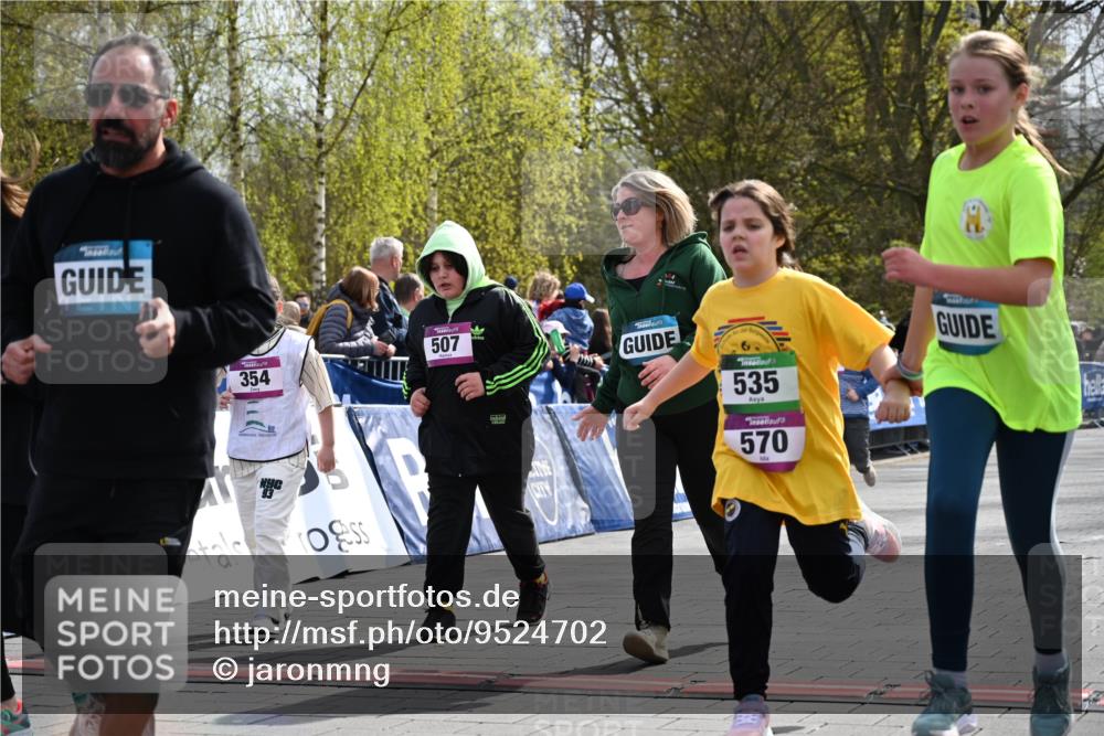 12.04.2026 - 45. Internationalen Wilhelmsburger Insellauf J. Mangold http://msf.ph/oto/9524702 12.04.2026 14:52:25 Ziel 570, 354, 507, 498 meine-sportfotos.de
