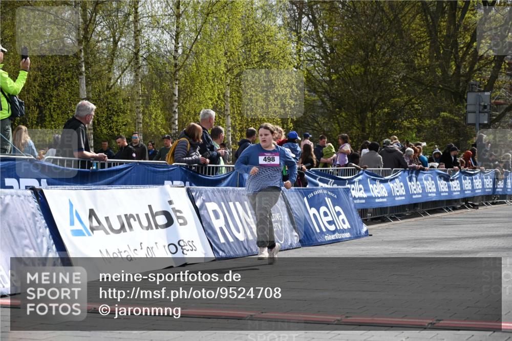 12.04.2026 - 45. Internationalen Wilhelmsburger Insellauf J. Mangold http://msf.ph/oto/9524708 12.04.2026 14:52:27 Ziel 570, 354, 507, 498 meine-sportfotos.de