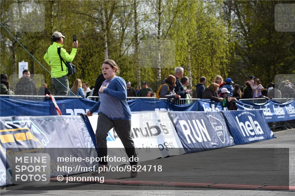 12.04.2026 - 45. Internationalen Wilhelmsburger Insellauf J. Mangold http://msf.ph/oto/9524718 12.04.2026 14:52:28 Ziel 570, 354, 507, 498 meine-sportfotos.de