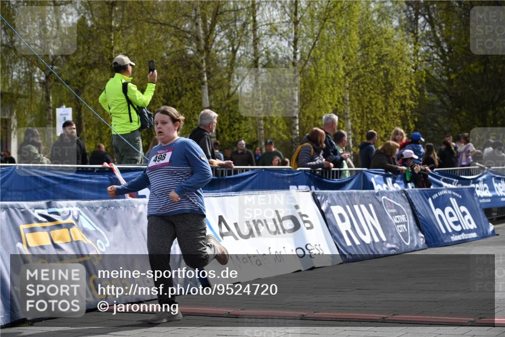 12.04.2026 - 45. Internationalen Wilhelmsburger Insellauf J. Mangold http://msf.ph/oto/9524720 12.04.2026 14:52:29 Ziel 570, 354, 507, 498 meine-sportfotos.de