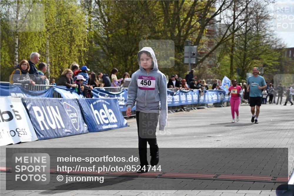 12.04.2026 - 45. Internationalen Wilhelmsburger Insellauf J. Mangold http://msf.ph/oto/9524744 12.04.2026 14:52:47 Ziel 450 meine-sportfotos.de
