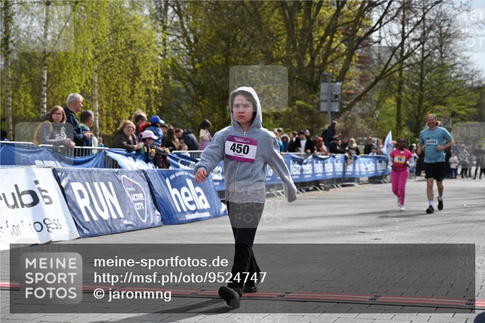 12.04.2026 - 45. Internationalen Wilhelmsburger Insellauf J. Mangold http://msf.ph/oto/9524747 12.04.2026 14:52:47 Ziel 450 meine-sportfotos.de