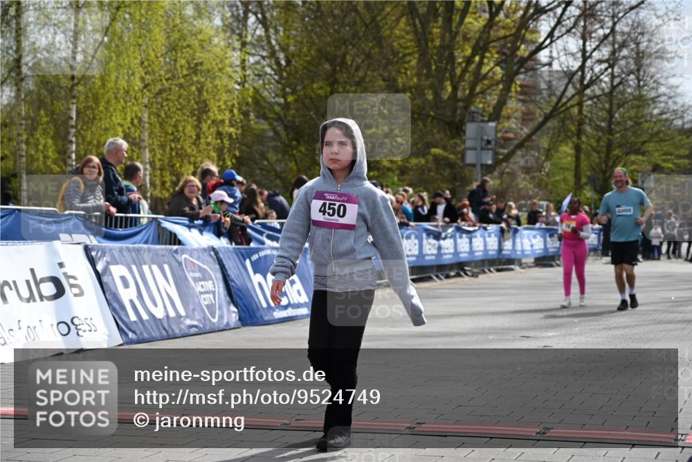 12.04.2026 - 45. Internationalen Wilhelmsburger Insellauf J. Mangold http://msf.ph/oto/9524749 12.04.2026 14:52:47 Ziel 450 meine-sportfotos.de