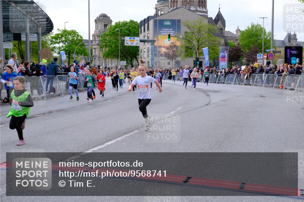 25.04.2026 - Das Zehntel Tim E. http://msf.ph/oto/9568741 25.04.2026 08:55:00 Ziel 1266, 1300, 1340, 1812, 2039, 2047, 2056, 2181, 2459, 2608, 2619, 2633, 2748, 2752, 2848, 2962, 3049, 3053, 3120, 3126, 3340, 3358, 3379, 3506, 3731, 3756, 3760, 3783, 3826, 3828 meine-sportfotos.de