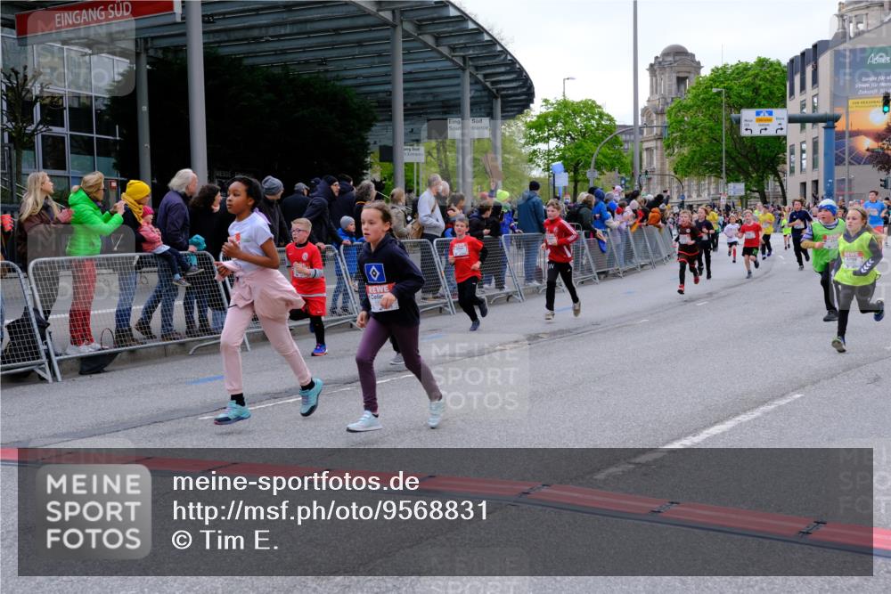 25.04.2026 - Das Zehntel Tim E. http://msf.ph/oto/9568831 25.04.2026 08:55:16 Ziel 1038, 1045, 1090, 1297, 1304, 1306, 1380, 1381, 1517, 1550, 1565, 1614, 1642, 1646, 1657, 1818, 2439, 2584, 2650, 2682, 2711, 2718, 3105, 3128, 3145, 3313, 3544, 3668, 3678, 3721, 3814, 3936, 3964 meine-sportfotos.de