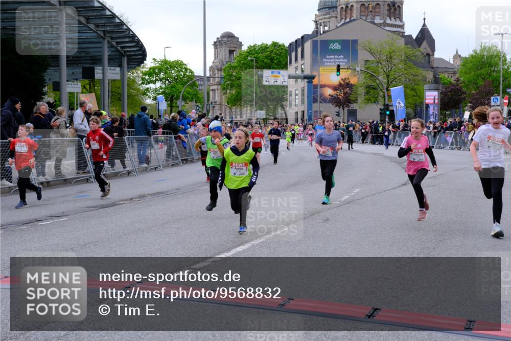 25.04.2026 - Das Zehntel Tim E. http://msf.ph/oto/9568832 25.04.2026 08:55:17 Ziel 1038, 1045, 1304, 1380, 1381, 1517, 1550, 1565, 1614, 1642, 1646, 1657, 1818, 1975, 2439, 2584, 2650, 2682, 2711, 2718, 3062, 3105, 3128, 3145, 3313, 3544, 3668, 3678, 3721, 3964 meine-sportfotos.de