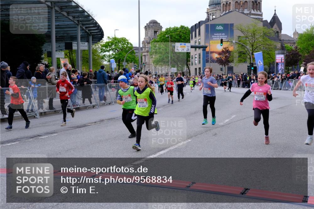 25.04.2026 - Das Zehntel Tim E. http://msf.ph/oto/9568834 25.04.2026 08:55:17 Ziel 1038, 1045, 1304, 1380, 1381, 1517, 1550, 1565, 1614, 1642, 1646, 1657, 1818, 1975, 2439, 2584, 2650, 2682, 2711, 2718, 3062, 3105, 3128, 3145, 3313, 3544, 3668, 3678, 3721, 3964 meine-sportfotos.de