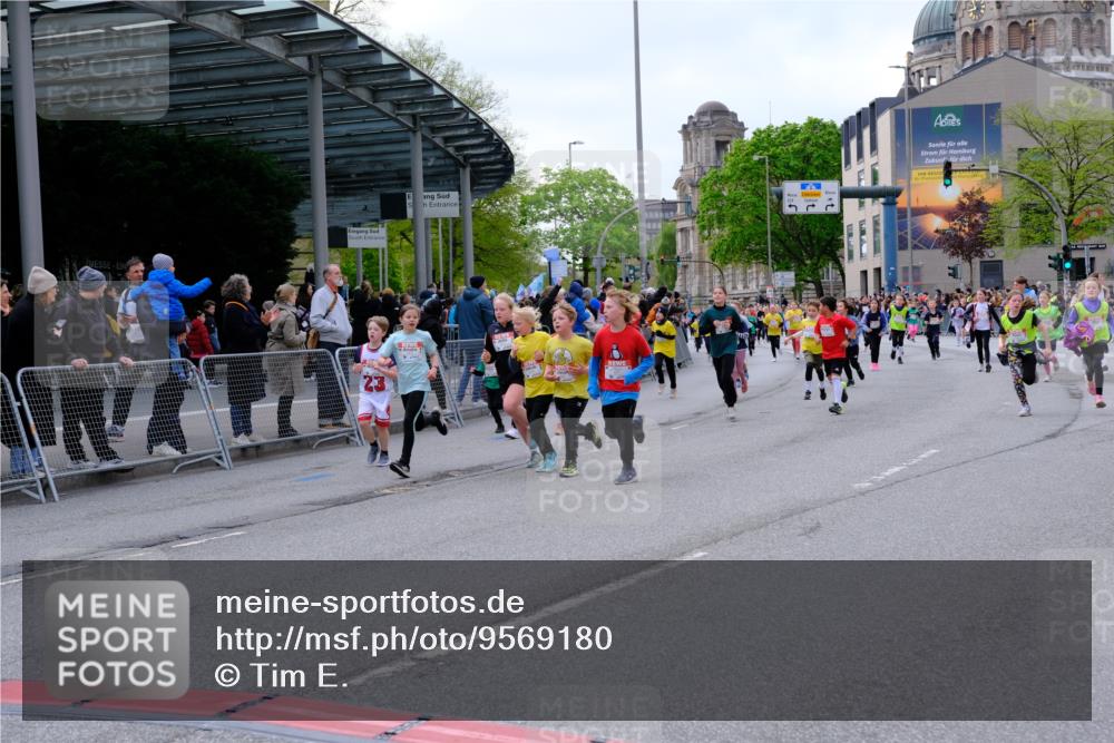 25.04.2026 - Das Zehntel Tim E. http://msf.ph/oto/9569180 25.04.2026 08:56:34 Ziel 1204, 1206, 1262, 1280, 1322, 1329, 1555, 1557, 1563, 1564, 1566, 1713, 1833, 2076, 2247, 2274, 2399, 2429, 2443, 2512, 2522, 2563, 2571, 2629, 2805, 2835, 2970, 2979, 3047, 3068, 3122, 3184, 3197, 3420, 3439, 3556, 3566, 4071 meine-sportfotos.de