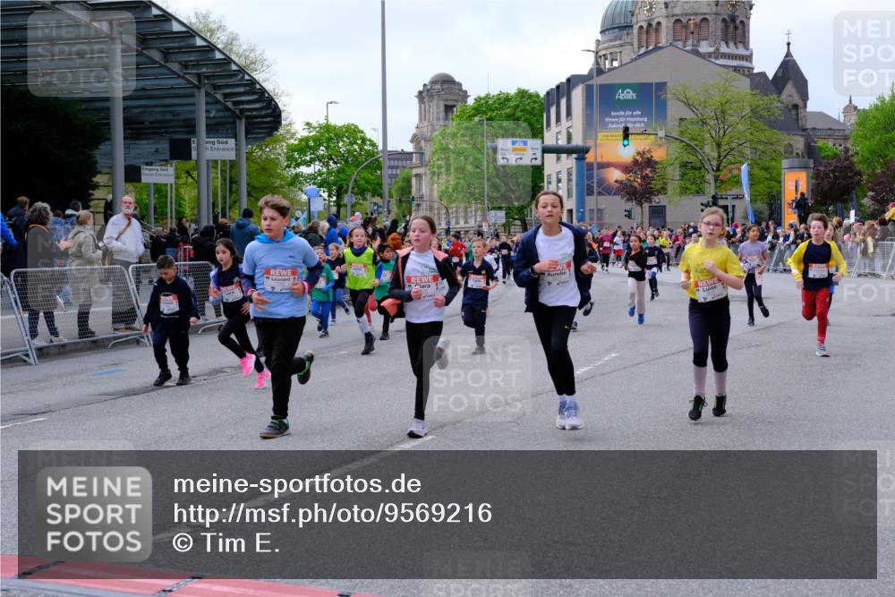 25.04.2026 - Das Zehntel Tim E. http://msf.ph/oto/9569216 25.04.2026 08:56:41 Ziel 1085, 1192, 1259, 1280, 1290, 1299, 1318, 1397, 1555, 1557, 1563, 1564, 1566, 1734, 1993, 1998, 2076, 2247, 2253, 2393, 2429, 2435, 2438, 2621, 2629, 2651, 2674, 2799, 2802, 2805, 2816, 2818, 2835, 2970, 2979, 3122, 3184, 3193, 3197, 3315, 3558, 3577, 3966, 3972, 4071 meine-sportfotos.de
