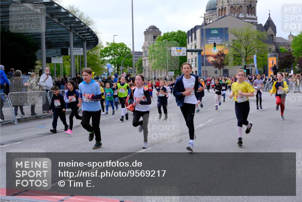 25.04.2026 - Das Zehntel Tim E. http://msf.ph/oto/9569217 25.04.2026 08:56:41 Ziel 1085, 1192, 1259, 1280, 1290, 1299, 1318, 1397, 1555, 1557, 1563, 1564, 1566, 1734, 1993, 1998, 2076, 2247, 2253, 2393, 2429, 2435, 2438, 2621, 2629, 2651, 2674, 2799, 2802, 2805, 2816, 2818, 2835, 2970, 2979, 3122, 3184, 3193, 3197, 3315, 3558, 3577, 3966, 3972, 4071 meine-sportfotos.de