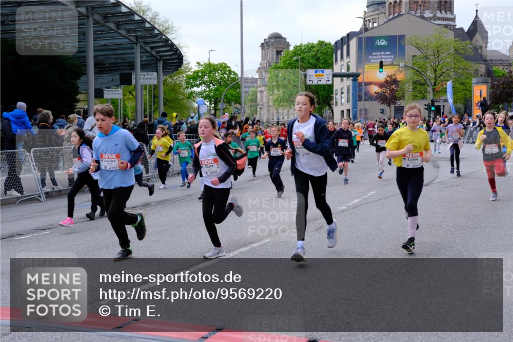 25.04.2026 - Das Zehntel Tim E. http://msf.ph/oto/9569220 25.04.2026 08:56:41 Ziel 1085, 1192, 1259, 1280, 1290, 1299, 1318, 1397, 1555, 1557, 1563, 1564, 1566, 1734, 1993, 1998, 2076, 2247, 2253, 2393, 2429, 2435, 2438, 2621, 2629, 2651, 2674, 2799, 2802, 2805, 2816, 2818, 2835, 2970, 2979, 3122, 3184, 3193, 3197, 3315, 3558, 3577, 3966, 3972, 4071 meine-sportfotos.de