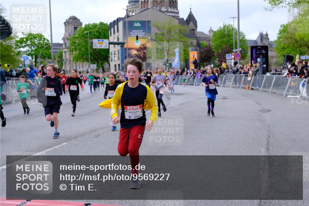 25.04.2026 - Das Zehntel Tim E. http://msf.ph/oto/9569227 25.04.2026 08:56:43 Ziel 1085, 1192, 1259, 1280, 1290, 1292, 1299, 1318, 1397, 1555, 1557, 1563, 1564, 1566, 1734, 1993, 1998, 2076, 2253, 2393, 2429, 2435, 2438, 2621, 2629, 2651, 2674, 2799, 2802, 2816, 2818, 2835, 2970, 2979, 3122, 3184, 3193, 3197, 3315, 3444, 3558, 3577, 3966, 3972, 4071 meine-sportfotos.de