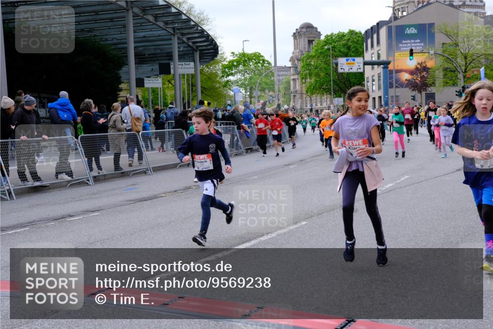 25.04.2026 - Das Zehntel Tim E. http://msf.ph/oto/9569238 25.04.2026 08:56:46 Ziel 1085, 1192, 1259, 1280, 1290, 1292, 1299, 1313, 1318, 1397, 1555, 1734, 1993, 1998, 2253, 2393, 2405, 2435, 2438, 2462, 2480, 2523, 2537, 2621, 2651, 2674, 2710, 2747, 2749, 2799, 2802, 2816, 2818, 2835, 2951, 3193, 3315, 3444, 3558, 3577, 3657, 3904, 3966, 3972 meine-sportfotos.de