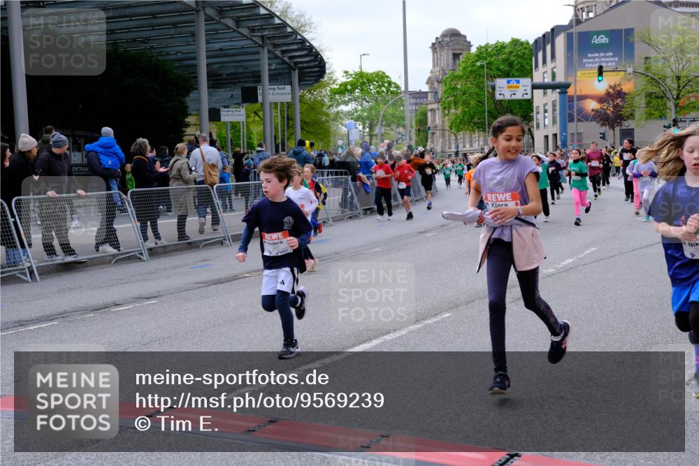 25.04.2026 - Das Zehntel Tim E. http://msf.ph/oto/9569239 25.04.2026 08:56:46 Ziel 1085, 1192, 1259, 1280, 1290, 1292, 1299, 1313, 1318, 1397, 1555, 1734, 1993, 1998, 2253, 2393, 2405, 2435, 2438, 2462, 2480, 2523, 2537, 2621, 2651, 2674, 2710, 2747, 2749, 2799, 2802, 2816, 2818, 2835, 2951, 3193, 3315, 3444, 3558, 3577, 3657, 3904, 3966, 3972 meine-sportfotos.de