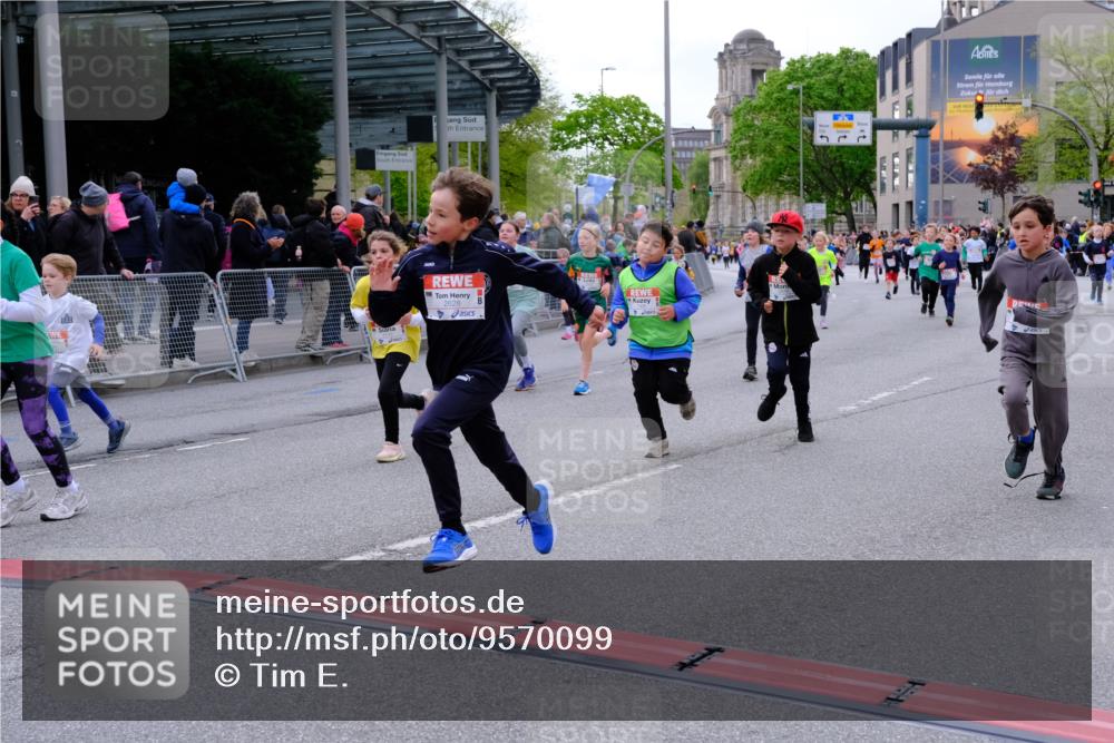 25.04.2026 - Das Zehntel Tim E. http://msf.ph/oto/9570099 25.04.2026 09:00:41 Ziel 1349, 1406, 1444, 1447, 1452, 1493, 1635, 1643, 1722, 1746, 1751, 1822, 1893, 2240, 2360, 2361, 2366, 2493, 2531, 2546, 2587, 2627, 2628, 2716, 2743, 2879, 2967, 3471, 3514, 3540, 3619, 3623, 3878, 3914 meine-sportfotos.de