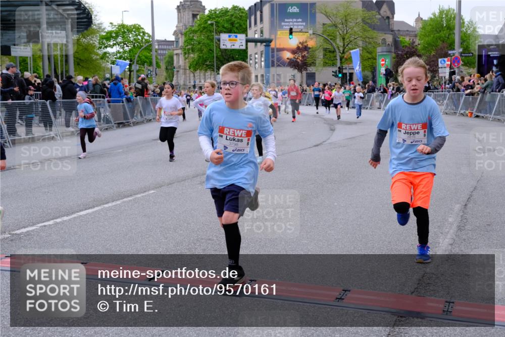 25.04.2026 - Das Zehntel Tim E. http://msf.ph/oto/9570161 25.04.2026 09:00:58 Ziel 1098, 1099, 1450, 1528, 1534, 1536, 1553, 1604, 1666, 1671, 1678, 2124, 2138, 2154, 2210, 2213, 2301, 2352, 2353, 2406, 2653, 2843, 2889, 2903, 2904, 2929, 2933, 3135, 3362, 3365, 3390, 3480, 3496, 3510, 3517, 3521, 3798, 3802, 3816, 3925, 4004 meine-sportfotos.de