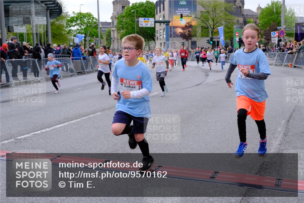 25.04.2026 - Das Zehntel Tim E. http://msf.ph/oto/9570162 25.04.2026 09:00:58 Ziel 1098, 1099, 1450, 1528, 1534, 1536, 1553, 1604, 1666, 1671, 1678, 2124, 2138, 2154, 2210, 2213, 2301, 2352, 2353, 2406, 2653, 2843, 2889, 2903, 2904, 2929, 2933, 3135, 3362, 3365, 3390, 3480, 3496, 3510, 3517, 3521, 3798, 3802, 3816, 3925, 4004 meine-sportfotos.de