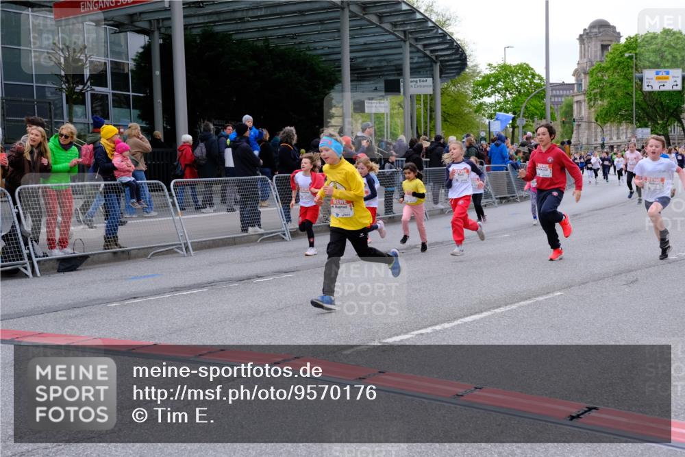 25.04.2026 - Das Zehntel Tim E. http://msf.ph/oto/9570176 25.04.2026 09:01:02 Ziel 1098, 1099, 1528, 1534, 1536, 1553, 1559, 1666, 1671, 2210, 2213, 2301, 2352, 2353, 2406, 2889, 2891, 2903, 2904, 2932, 2957, 3135, 3371, 3374, 3480, 3489, 3496, 3510, 3517, 3521, 3798, 3802, 3805, 3816 meine-sportfotos.de