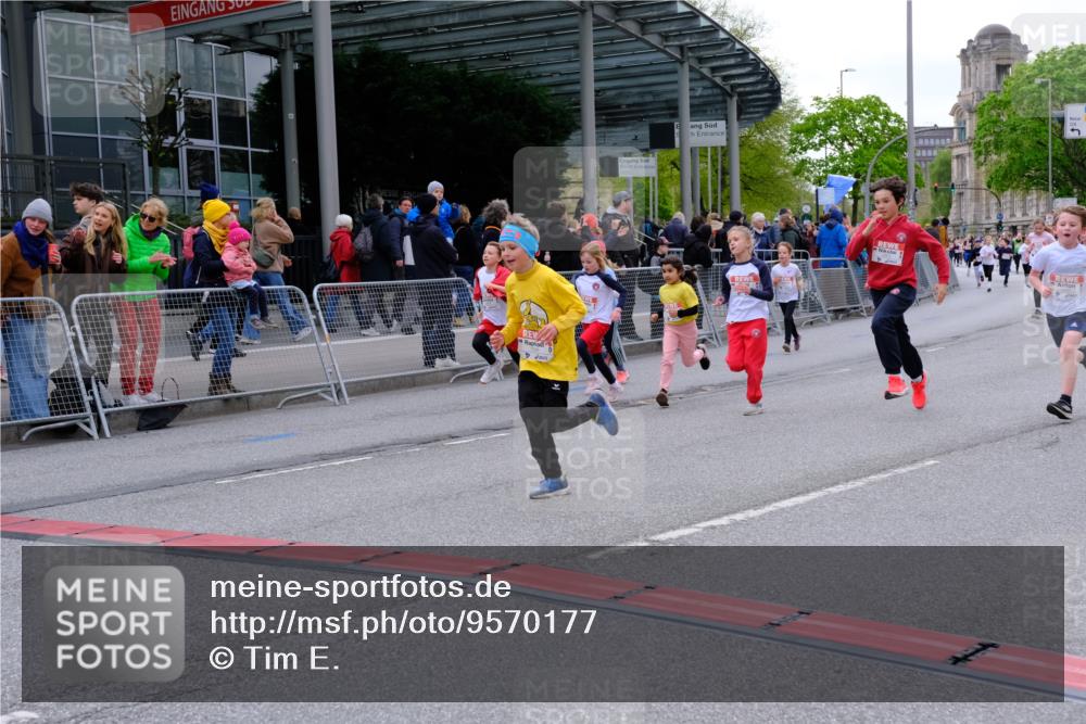 25.04.2026 - Das Zehntel Tim E. http://msf.ph/oto/9570177 25.04.2026 09:01:02 Ziel 1098, 1099, 1528, 1534, 1536, 1553, 1559, 1666, 1671, 2210, 2213, 2301, 2352, 2353, 2406, 2889, 2891, 2903, 2904, 2932, 2957, 3135, 3371, 3374, 3480, 3489, 3496, 3510, 3517, 3521, 3798, 3802, 3805, 3816 meine-sportfotos.de