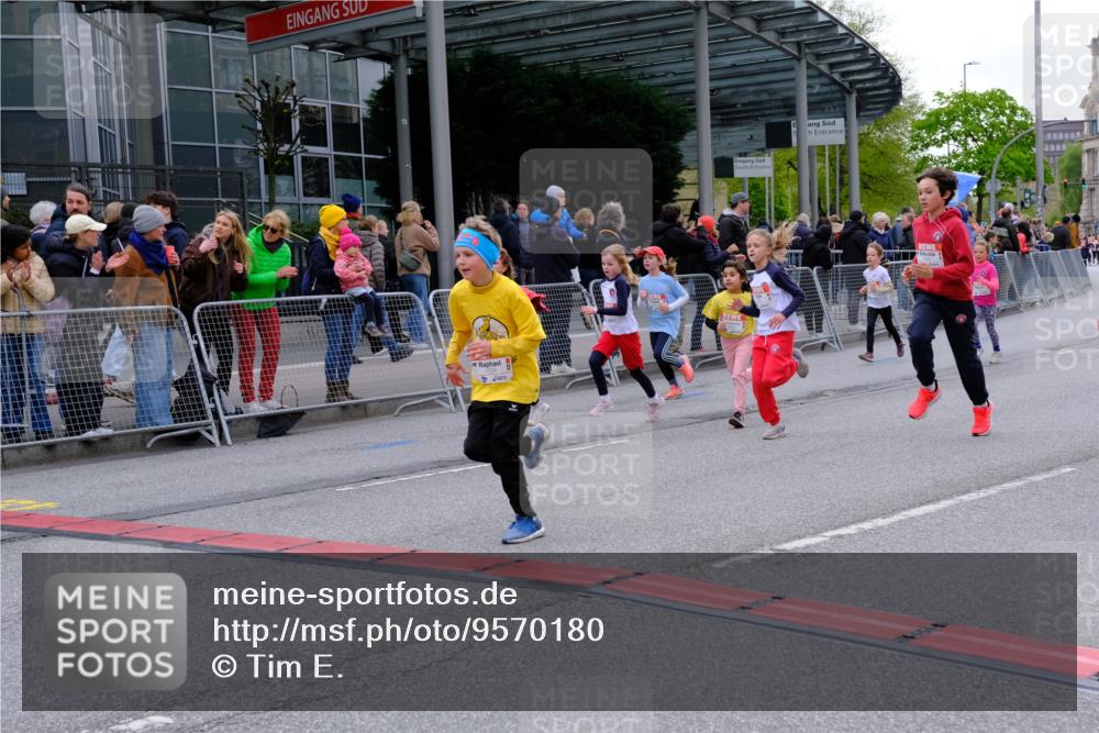 25.04.2026 - Das Zehntel Tim E. http://msf.ph/oto/9570180 25.04.2026 09:01:02 Ziel 1098, 1099, 1528, 1534, 1536, 1553, 1559, 1666, 1671, 2210, 2213, 2301, 2352, 2353, 2406, 2889, 2891, 2903, 2904, 2932, 2957, 3135, 3371, 3374, 3480, 3489, 3496, 3510, 3517, 3521, 3798, 3802, 3805, 3816 meine-sportfotos.de