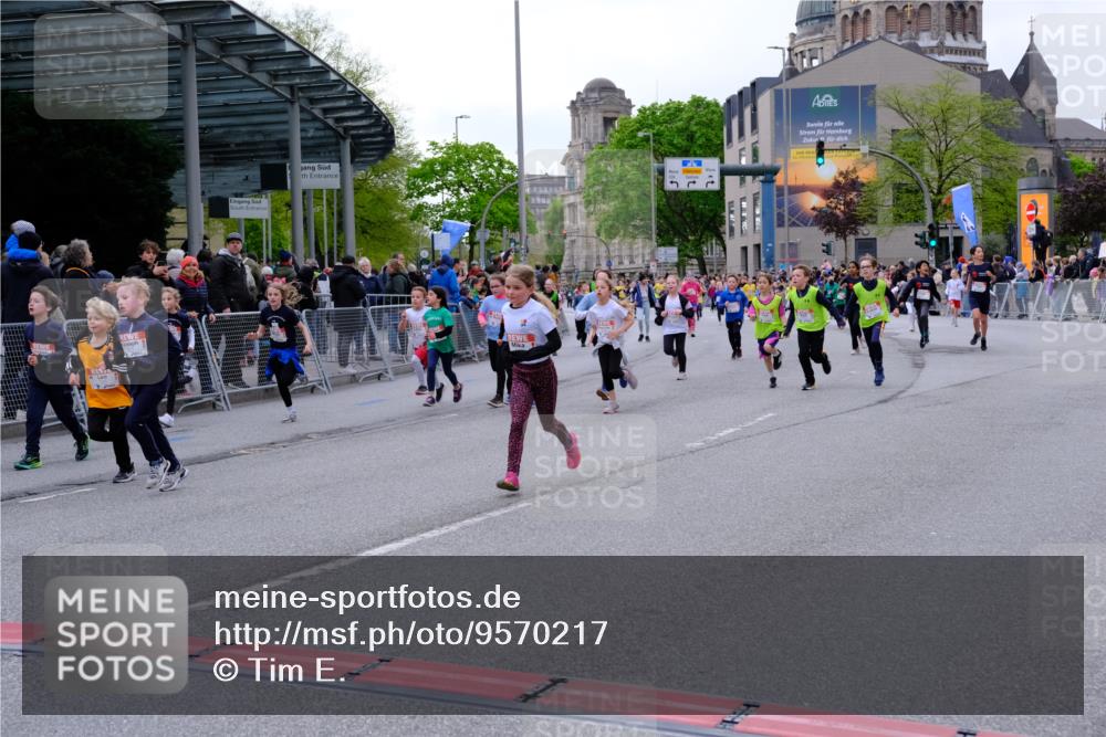 25.04.2026 - Das Zehntel Tim E. http://msf.ph/oto/9570217 25.04.2026 09:01:13 Ziel 1101, 1109, 1114, 1203, 1205, 1753, 1891, 1910, 1930, 2201, 2214, 2250, 2256, 2257, 2369, 2464, 2533, 2572, 2661, 2872, 2932, 2988, 2991, 3021, 3171, 3177, 3199, 3477, 3490, 3513, 3542, 3543, 3790 meine-sportfotos.de